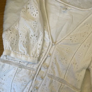 Jättefin sommartopp - Jättedålig sista bild men jättefin topp 😇 100kr plus frakt, i storlek 36 ifrån H&M!