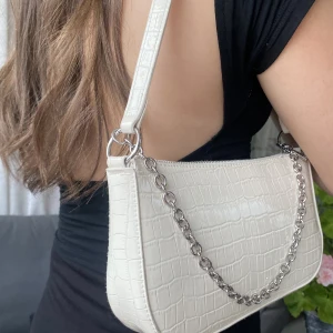 väska - as snygg vit väska i ormskinns material 🤍 endast använd ett fåtal gånger.