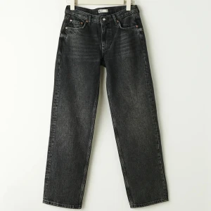 Low Straight Jeans!! ❤️‍🔥🙏🏼💘☺️ - Jätte fina lite slitna nere 👇🏼 på jeansen men går o klippa bort!!❤️‍🔥 Annars finns inga defekter o de ser ut o va nya!!🙏🏼 KP för bilder på jeansen!💘(pris går o diskuteras privat)