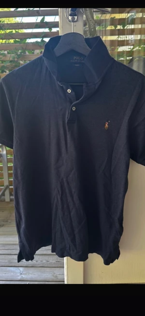 Polo Ralph Lauren piké  - Säljer en mörkblå Polo Ralph Lauren piké. Knappt använd. Storlek L