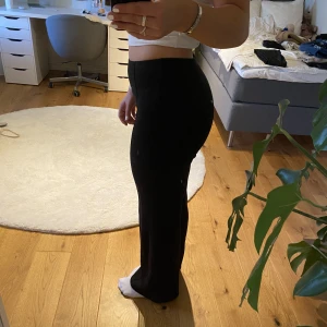 Svarta byxor - Svarta fladdriga byxor från chiquelle. Lite smånoppriga men ingeting som syns om man inte kollar nära.