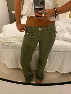 Gröna jeans 38 - Säljer dessa ur coola eftertraktade jeansen från hm💘endast testade med prislapp kvar! 