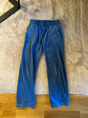 Juicy byxor - Äkta juicy byxor. Köpte från deras hemsida dom är 91/92 cm. (Jag har sytt upp dom lite) frakt tillkommer