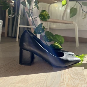 Tamaris Klackar - Svarta klackar från Tamaris, storlek 36 men passar nog även en 37a! Ej slitna i sulan!