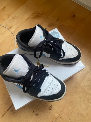 Jordan st 40  - Jordan Low  Composition Outer: Leather 100% Sole: Rubber 100% Lining: Fabric 100% Säljer min son Jordan skor inte alls använda, hämta i Göteborg eller kan skicka mot frakten 