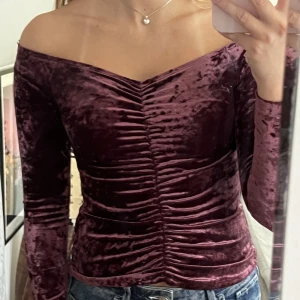 Mörkröd sammets tröja - Skitsnygg y2k vinröd sammets tröja som sitter som en smäck! Knappt använd, så väldigt fint skick. Storlek XS🫶💕