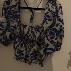 Blus från hm - Säljer denna fina somriga blusen i storlek S säljer för 60kr