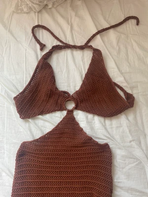 Virkad klänning - Så otroligt snygg virkad/stickad klänning! Enbart provad men köpt secondhand. Använt men fint skick! Färgen är brun orange🌟