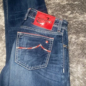 Jacob Cohen jeans - Jacob Cohen jeans i bra skick. J688 limited edition väldigt att få tag på i denna färg. Size 31 men passar upp till Size 33. Hör av dig vid frågor osv.