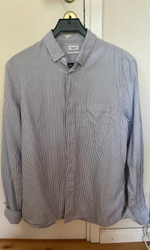 Filippa K skjorta - Filippa K skjorta i bra skick. Tänker mig 400 men kan gå ner vid snabb affär. Har du frågor så tveka inte att höra av dig😁🙏