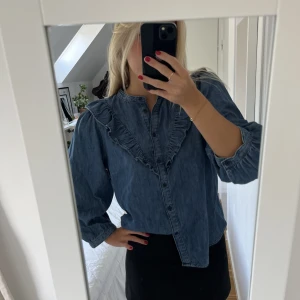 Denimblus - Snygg optimalt oanvänd denimblus😍