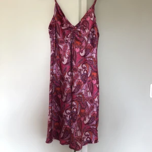 Klänning  - Supersöt kort klänning frpn bikbok, helt ny!