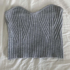 Tubtopp  - Säljer en stickad tubtopp från SHEIN aldrig använd för den va för stor för mej 💕 har därför inga bilder hur den sitter på. Den e väldigt stretchig i materialet 🥰