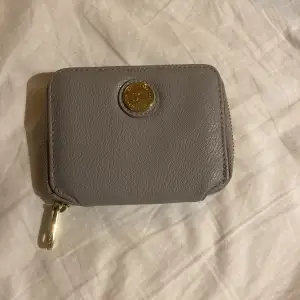 Säljer min Don Donna plånbok då jag inte använder den, den har använts runt 4 gånger max. Jättefint skick och perfekt att ha i väskan då den är liten men rymmer allt man behöver! Nypris 500kr 🩷
