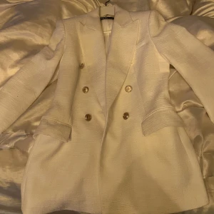 Blazer  - Elegant blazer från zara med guldtetaljer 