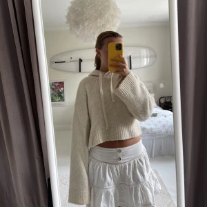 Stickad huvtröja från Zara - Stickad huvtröja från Zara i storlek xs/s. Väldigt lite använd och har inga noppor. Nytvättad och inga andra defekter. Fin med vit skjorta/blus under och jeans eller till kjol.