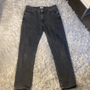 Hm jeans - Säljer ett par gråa hm jeans i regular fit 