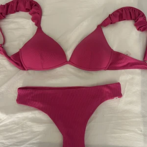 Bikini set - Säljer nu detta bikiniset från SHEIN pga att det inte passade. Det är endast testat, aldrig använt❣️ Säljer det som sett, inte separat.