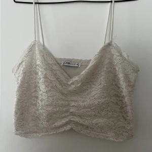 spets topp - spetslinne med dragkedja på sidan! :) !jag visar inte kläder på<3!