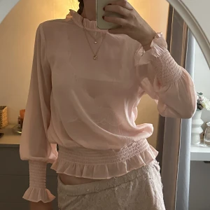 Blus - Jättefin blus, passar perfekt till sommaren. Köparen står för frakt 💕