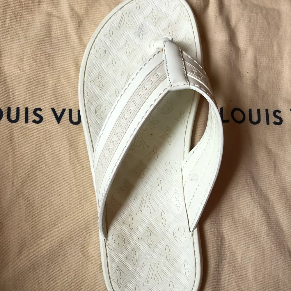 Louis Vuitton flipp flopp strl 42 vita. Skor.