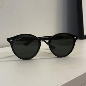 Svarta Ray-Ban 2180