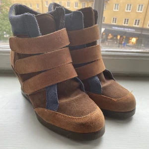Isabel markant liknande skor - Ett par bruna skor som jag köpte här på Plick som var för små. Men väldigt bekväma❤️