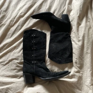 Cowboyboots - Ett par jättefina svarta cowboyboots i mocka! Storlek 39! Hör av er om ni har några frågor 🌼
