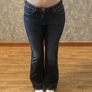 Mörkblåa jeans - Mörkblåa jeans som sitter midwaist eller lowwaist
