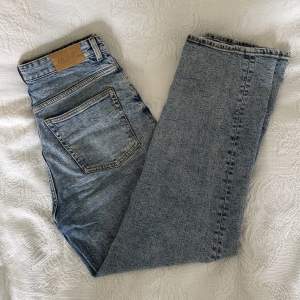 Raka jeans från MONKI i mycket bra skick!