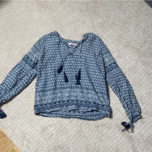 Blus - Jättefin blus från indiska!! Storlek xs men passar även S💕💕