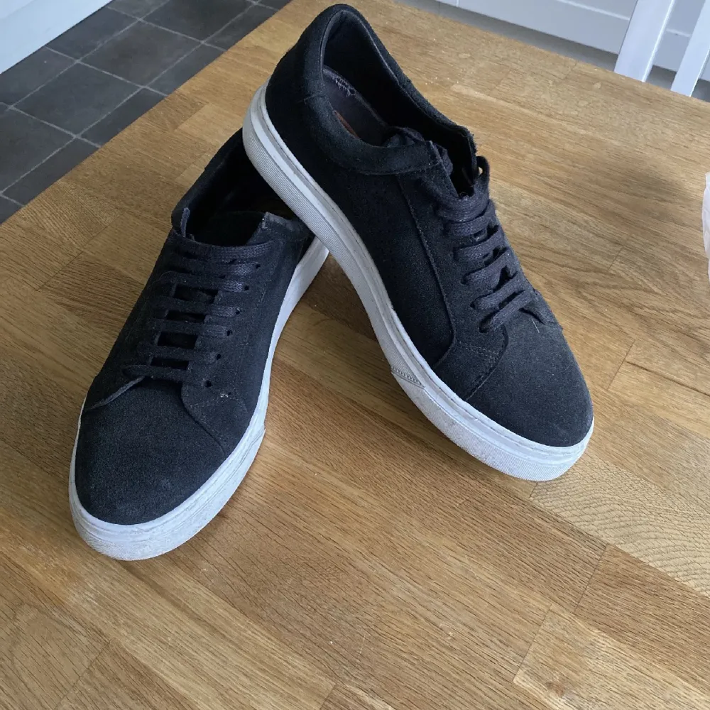 Hej säljer skit snygga Mocka sneakers från Bianco som jag köpte typ nyss för 1495kr (se bild 3) och enbart använda vid 3 tillfällen då jag tycker dom är lite för stora samt köpt andra liknande istället. skriv för bilder på dom nu. Cond 10/10. Skor.