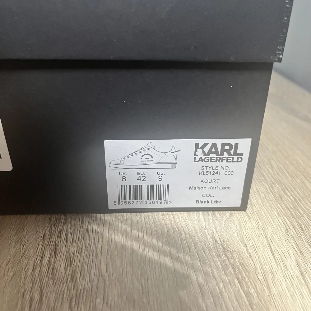 Karl Lagerfeld black leather sneakers. Skor.