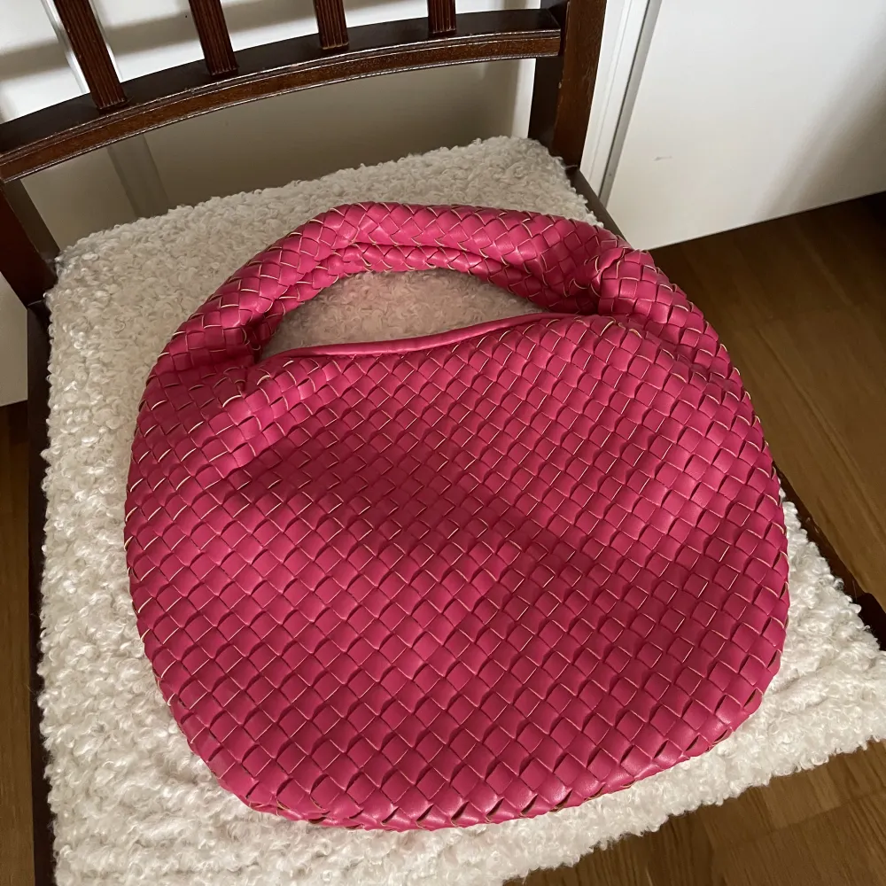 Rosa handväska från NA-KD. Aldrig använd. Ren och fräsch. . Väskor.