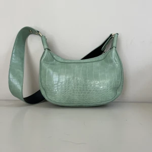 Mintgrön axelväska  - Säljer min snygga axelväska! Fina  gulddetaljer och i nyskick med pappret kvar i väskan🫶🏼