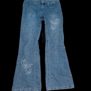 Low waist jeans  - Low waist bootcuts med tryck  Strl: M midjemått tvärs över: 40 Innerbenslängd: 82