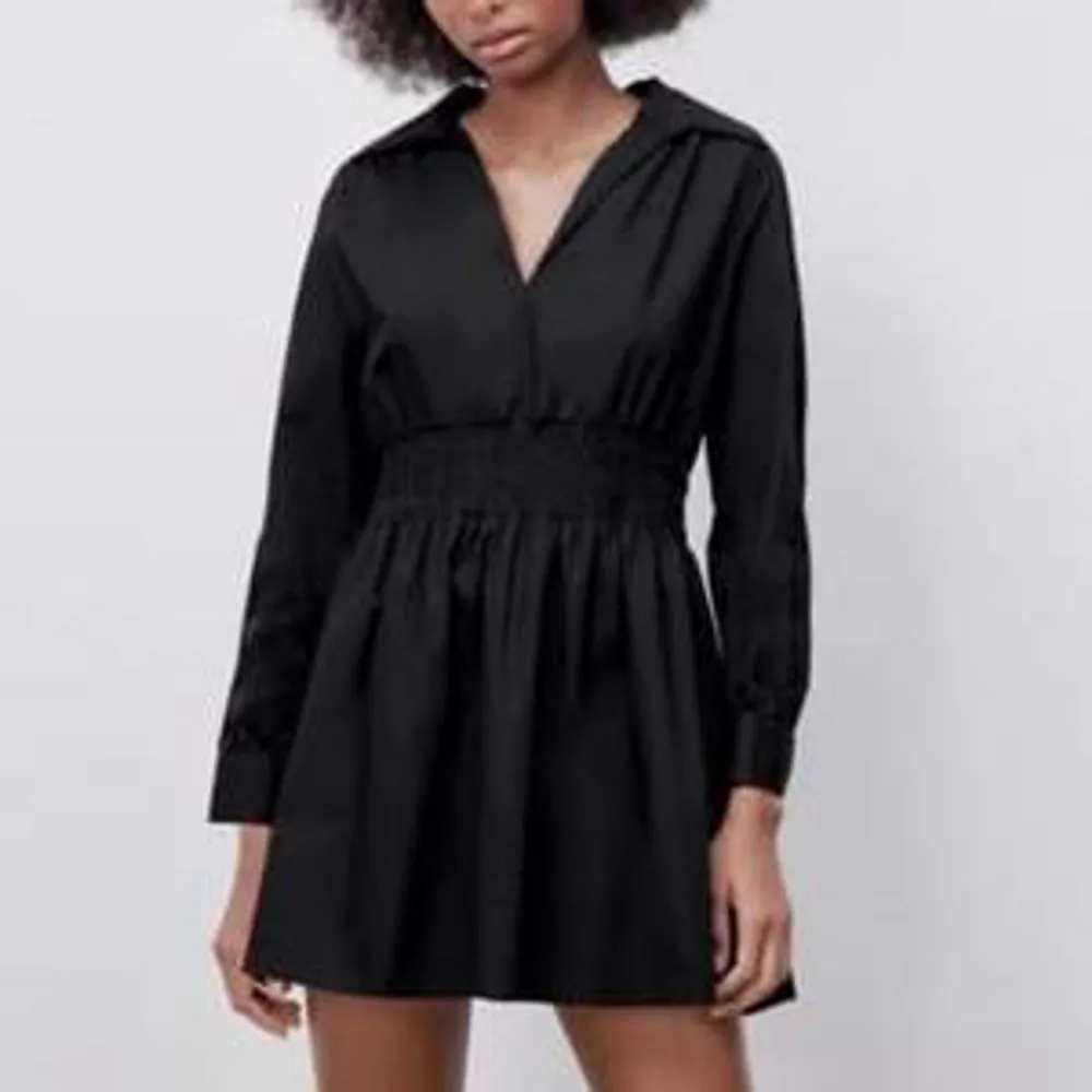jättefin svart skjortklänning från zara som tyvärr börjar bli för lite, använd men fortfarande i bra skick💞. Klänningar.