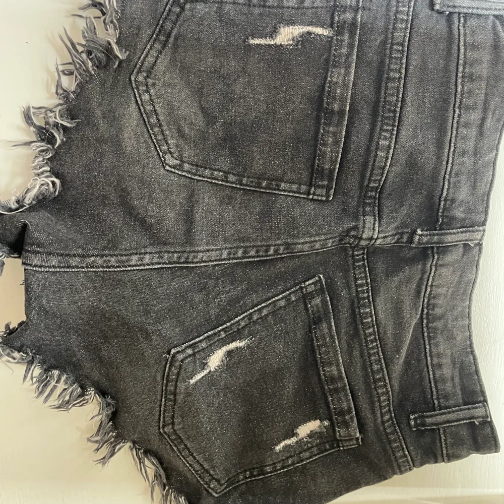 Ett par jätte fina jeans shorts som har blivit för små för mig. I nyskick. Som ni ser på tredje bilden så har det suttit ett skärp där som jag valt att klippa bort. Hör av er om ni har några frågor eller är intresserade av att köpa💕💕dem e köpta i Spanien🇪🇸. Shorts.