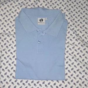 Ljusblå pike tröja - Säljer min pike för jag fick den i fel storlek. Aldrig använd inga skador. 