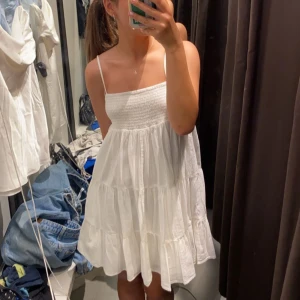 Zara klänning  - Säljer denna jätte söta klänning från zara då den inte kommer till användning 💓 pris kan diskuteras!