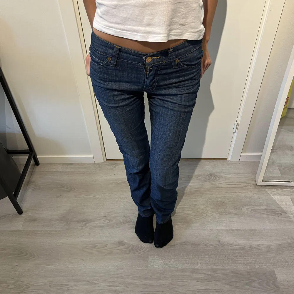 Lågmidjade jeans från Levis (pris kan diskuteras vid snabb affär) Midjemåttet 34cm Innerbensmåttet 77cm. Jeans & Byxor.