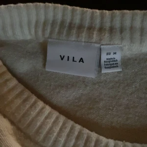 Stickad tröja  - Säljer vit stickad tröja från vila då jag inte använder den längre. Använd men bra skick. Skriv för bilder!