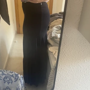 Långkjol - Jättesöt lågmidjad marinblå långkjol i mjukt material, Den är köpt på Vinted så osäker vart den är ifrån. Passar mig i längd som är 161cm, Hör av er vid frågor 💕