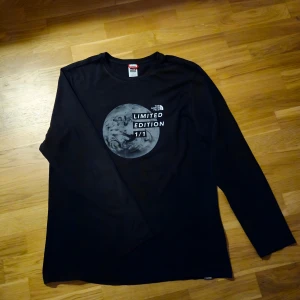 Tröja från The North Face i storlek Large - Alla annonser som ligger uppe har kläderna används vid 1-2 tillfällen och säljer av, då jag vidare på utlandsjobb. Först till kvarn!
