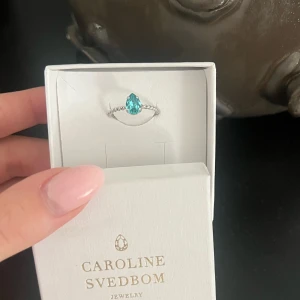 Caroline Svedbom ring  - Super fin turkos ring från Caroline Svedbom! Helt oanvänd då jag har två likadana, pris går att diskutera ⚡️