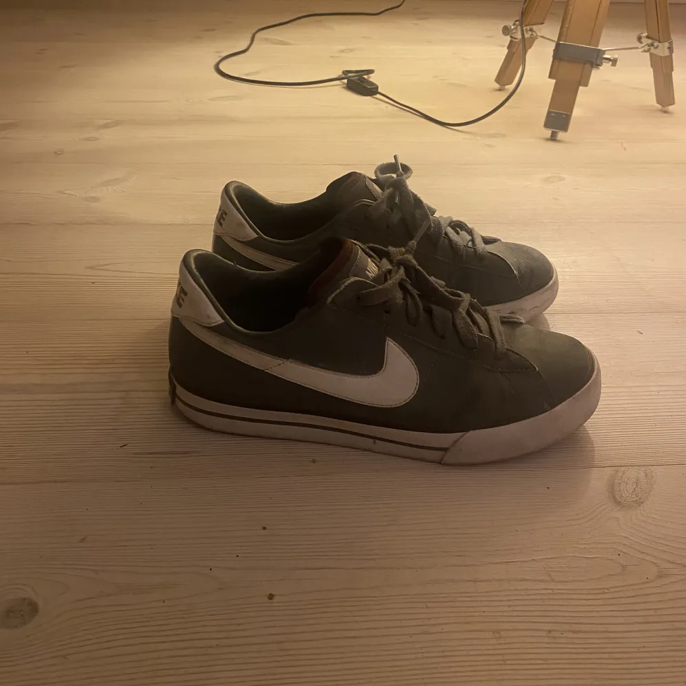 Ett par skor från Nike, använt skick men inte trasiga på nått sätt!. Skor.