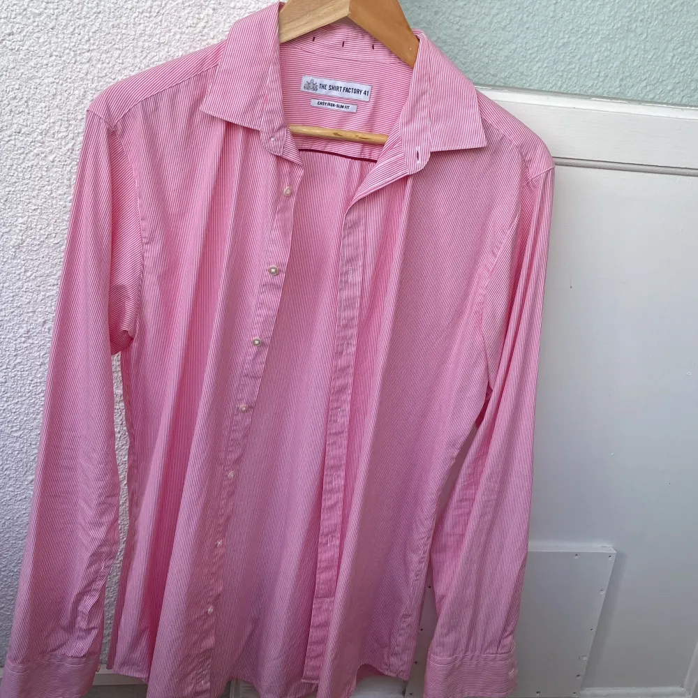 Stilren rosa/vit randig skjorta. Skjortor.