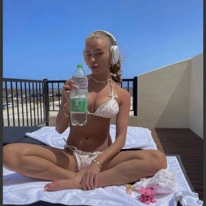 Bikini - Bikini från AK bikinis, aldrig använd! Ser intresse annars kommer jag skicka tillbaka den. Säljer båda för 400kr, eller endast överdel för 150kr båda är i stl S, hör av er vid intresse. Snabb affär! 💗