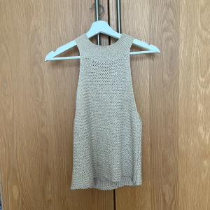 Topp - Topp från Zara köpt några år sedan.  Strl M. Köp direkt i appen för 80kr 