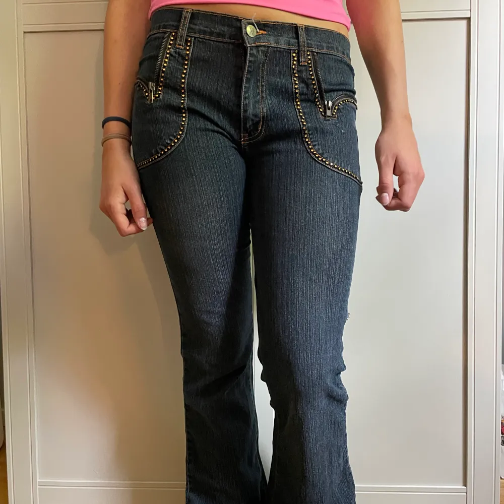 Jättesnygga lågmidjade jeans jag köpte på Beyond retro med stenar på fickorna💓 Köpte de för 450 och har de typ 2 ggr, det står ingen tydlig storlek men skriv för mått 💓. Jeans & Byxor.